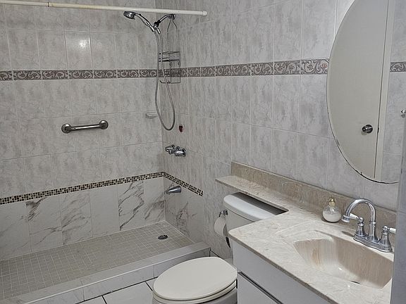 3rd image of 60 Avenue 401 Wnston Churchill Villas Del Senorial