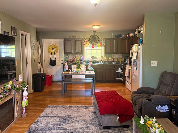 4th image of 225 Roxbury St