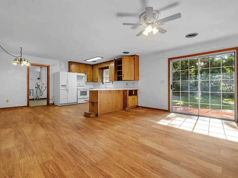 123 Columbia Dr — Photo 3