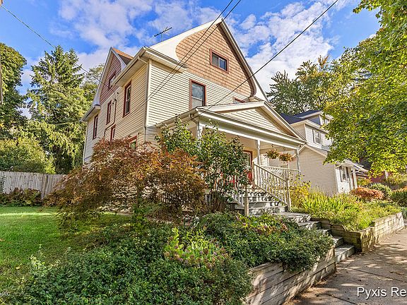 3rd image of 1021 Fairmount St SE