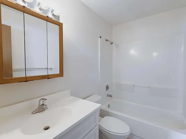 2433 E St #5 — Photo 9