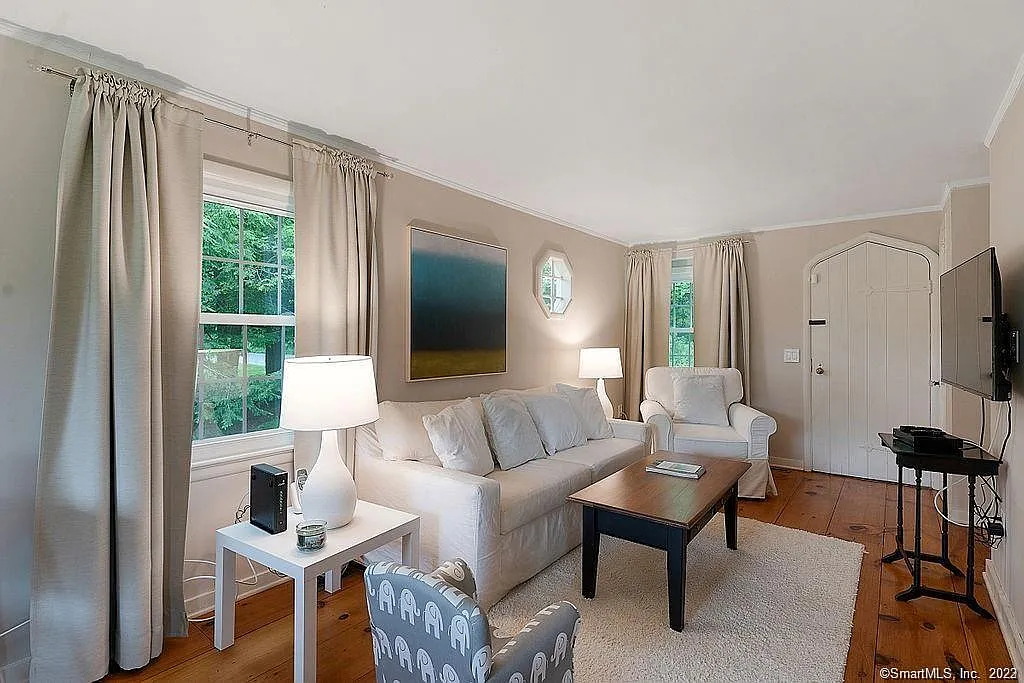 1 bed, 1.5 bath, 995 sqft, $13,900 — Photo 2