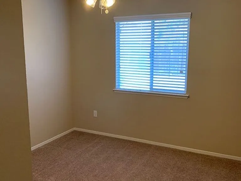 512 Windsor Dr — Photo 5