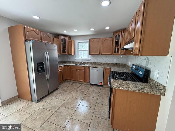 4th image of 1004 Highland Ave