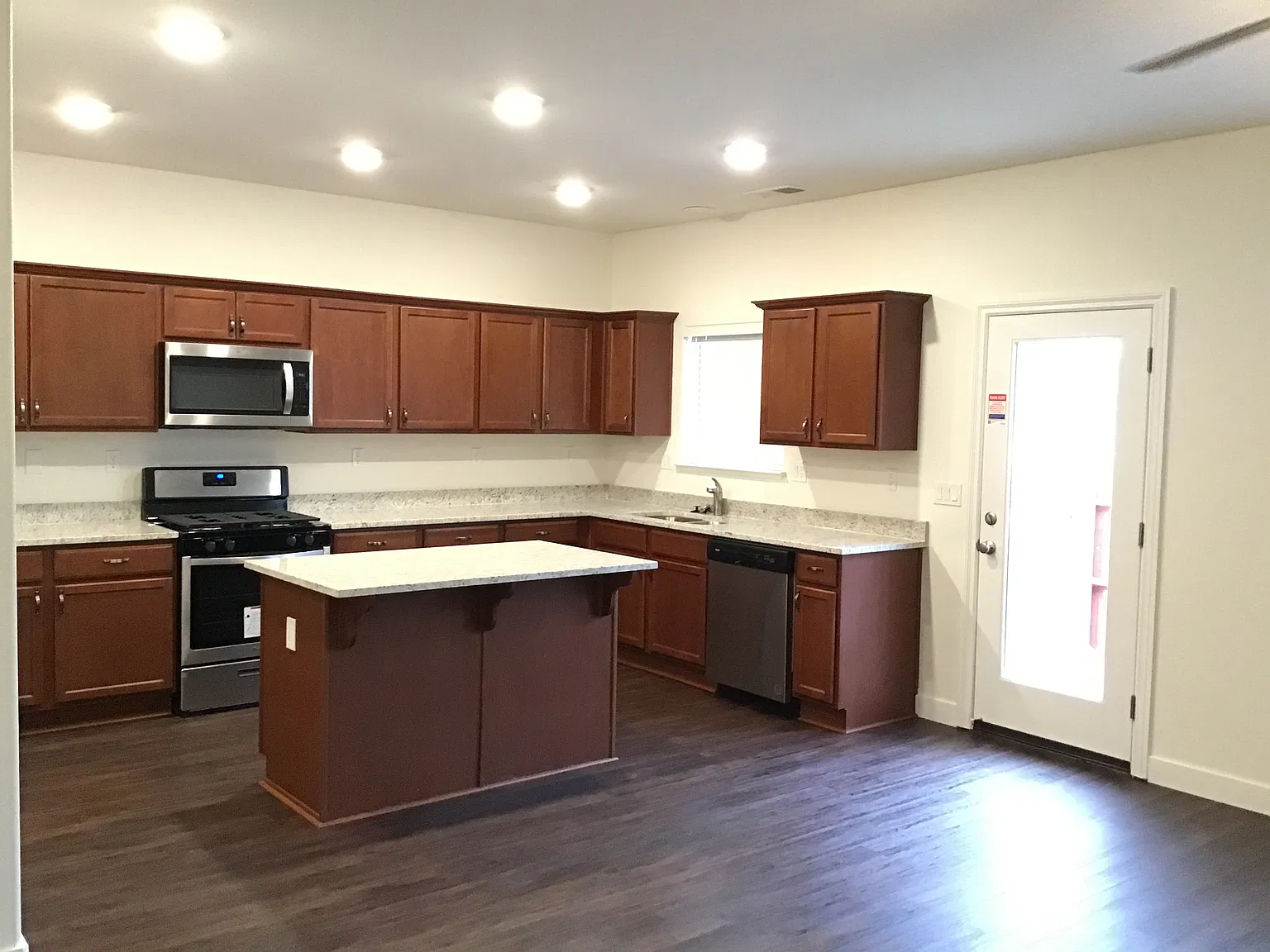 3 bed, 2.0 bath, 1564 sqft, $2,590 — Photo 3