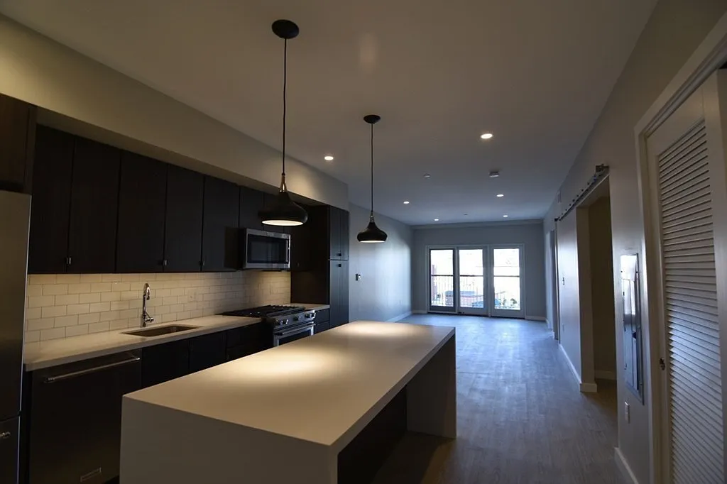 1 bed, 1.0 bath, 900 sqft, $3,300 — Photo 3