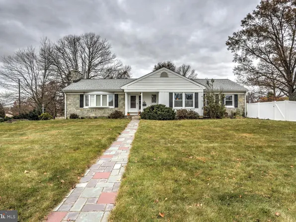 561 Valley View Dr, New Holland, PA 17557