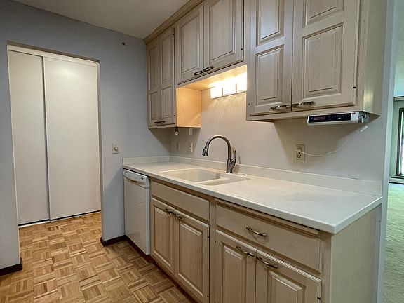 4th image of 215 Barry Ave S #108108
