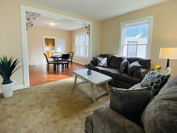 4th image of 1012 W Grand Ave