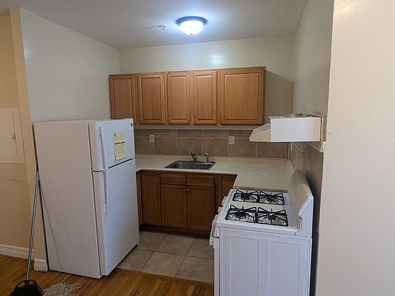 4th image of 672 Congress Ave APT 8
