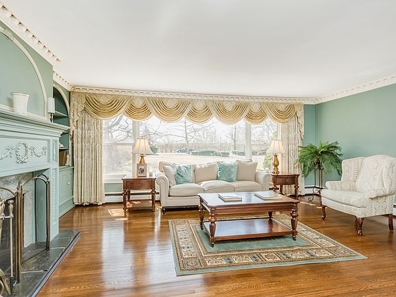 5th image of 225 Oak Neck Ln