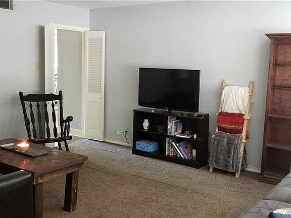 4th image of 604 W Pelton St