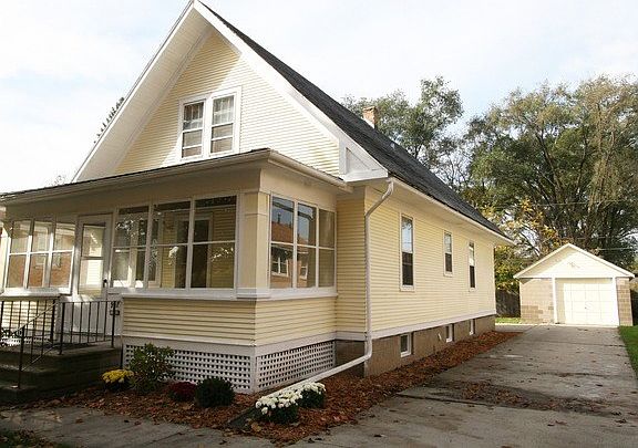 Welcome to 907 Gates Street in Aurora.  This location is ideal!