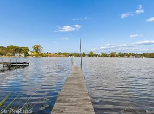 9548 Roundlake Blvd NE, White Lake, MI 48386