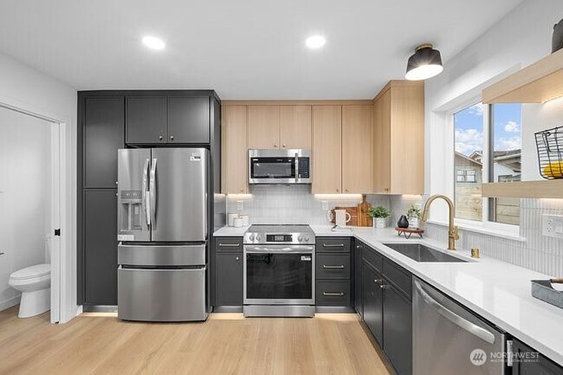 5th image of 3215 22nd Avenue S