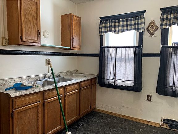 4th image of 865 N Goodman St