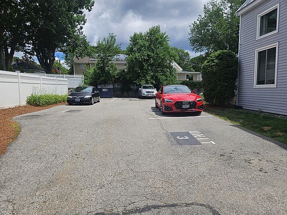 5th image of 325 Mammoth Rd APT 1