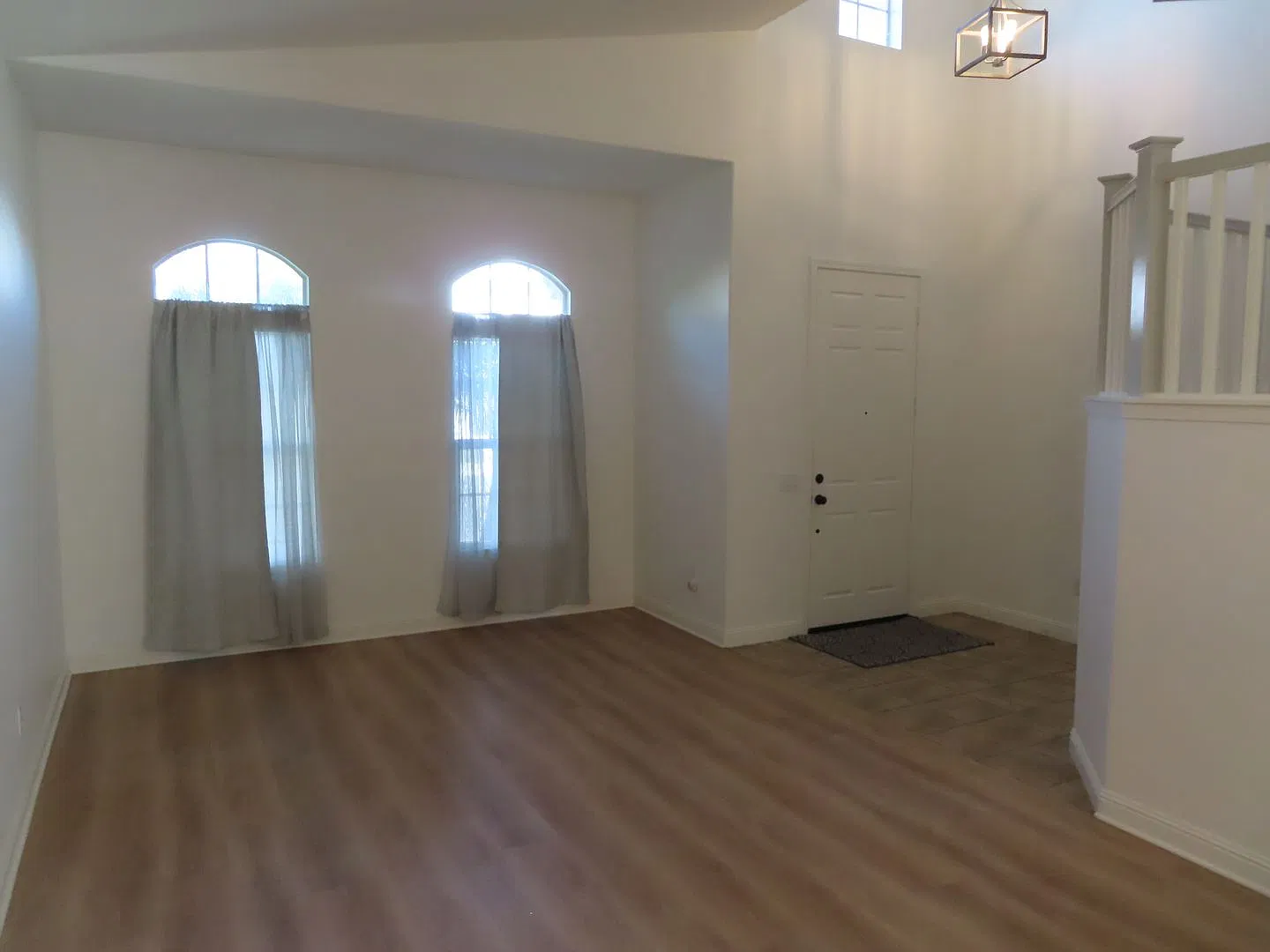 Gorgeous three bedroom, two and a half bath home in Oceanside. — Photo 3