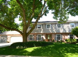 847 Williamsburg Dr, Naperville, IL 60540