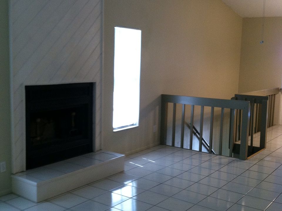 Living room/fireplace
