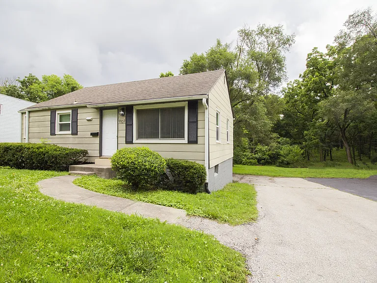 9107 Charlotte St — Photo 2