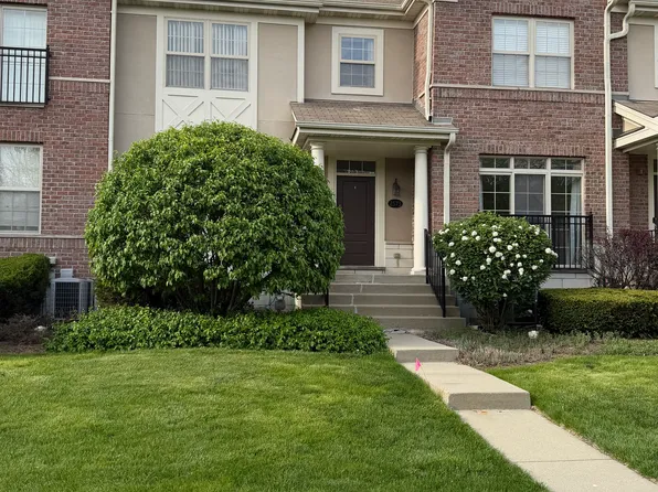 2573 Waterbury Ln, Buffalo Grove, IL 60089