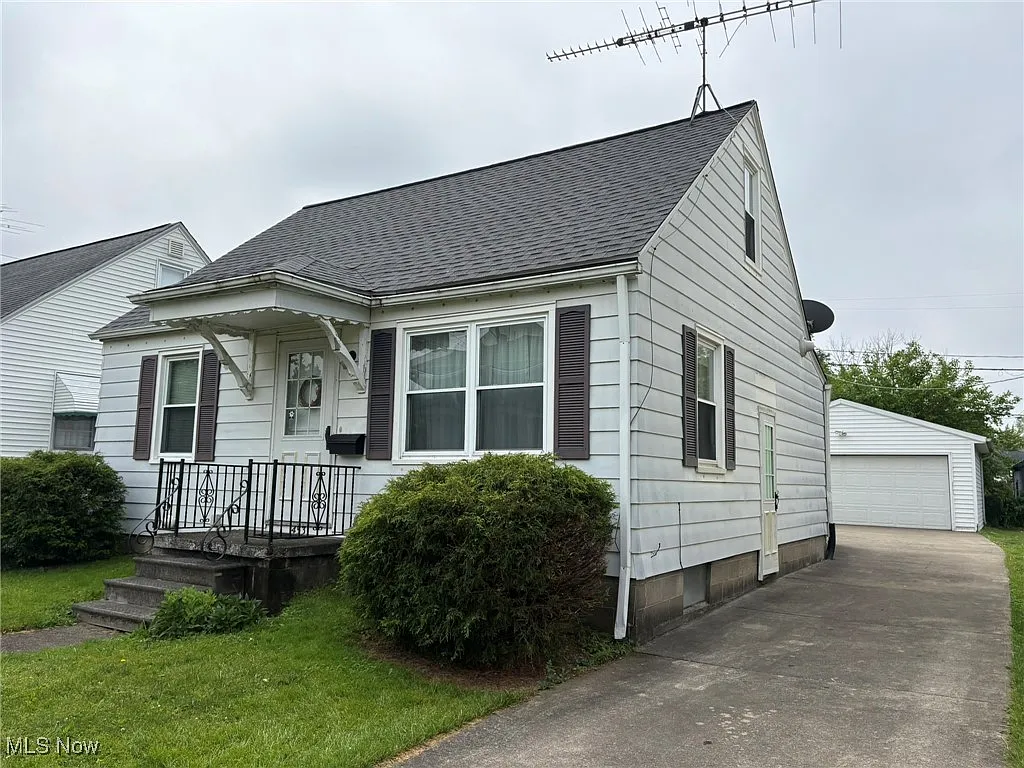 453 Kenyon Ave photo 1