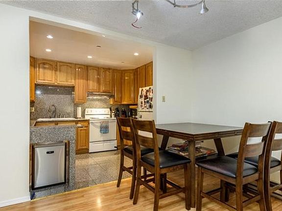 3rd image of 1033 Crestview Dr APT 303