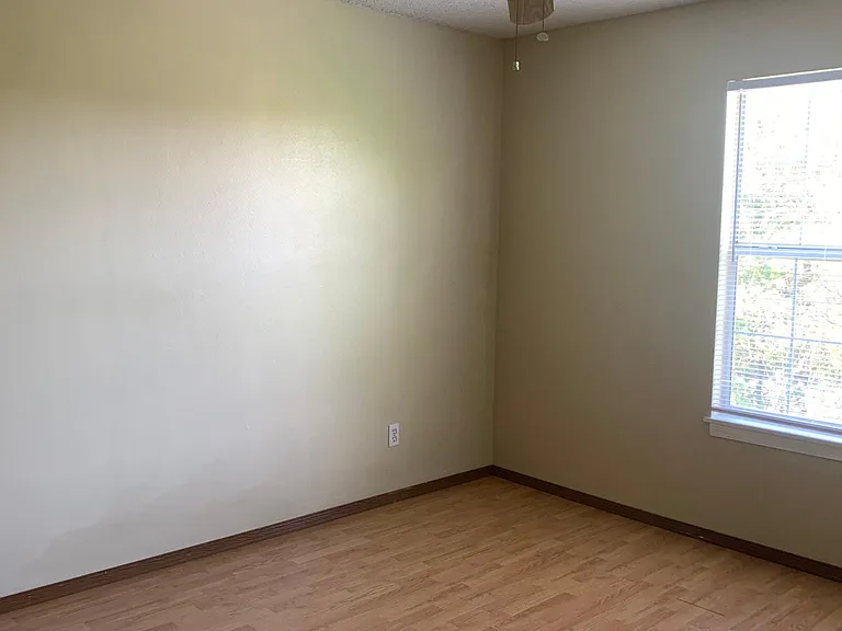 1112 W Rochier St — Photo 2