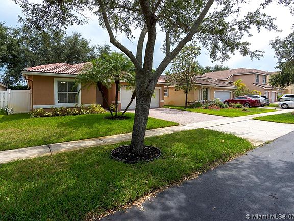 3rd image of 13828 SW 32nd St