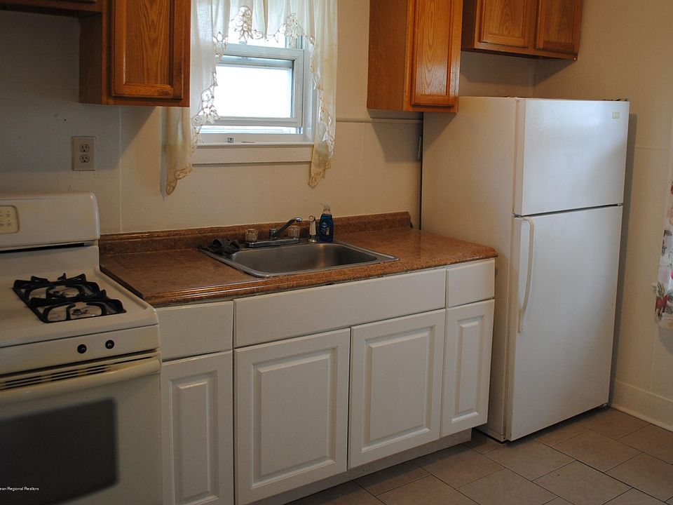2nd image of 1027 Monroe Ave