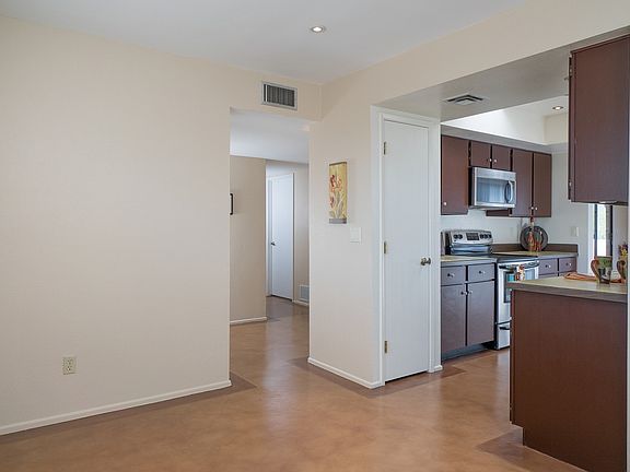 4th image of 5240 N Camino De La Cumbre