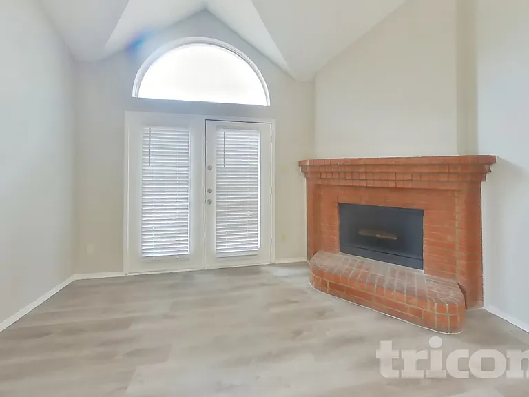 908 Winchester Ln — Photo 2