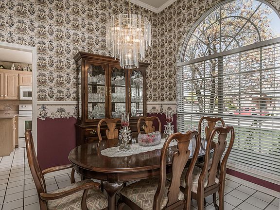 3rd image of 6831 Glenoak Ln