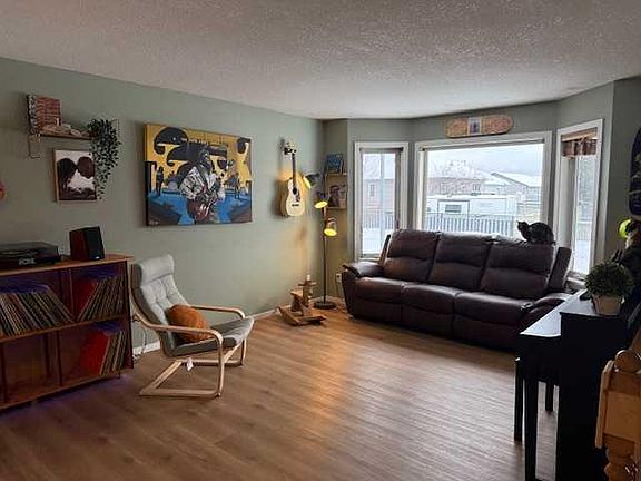 2nd image of 27 NE Bison Cres