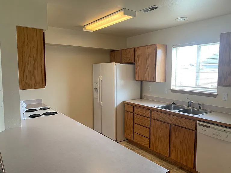 1813 E 3rd Ave — Photo 24