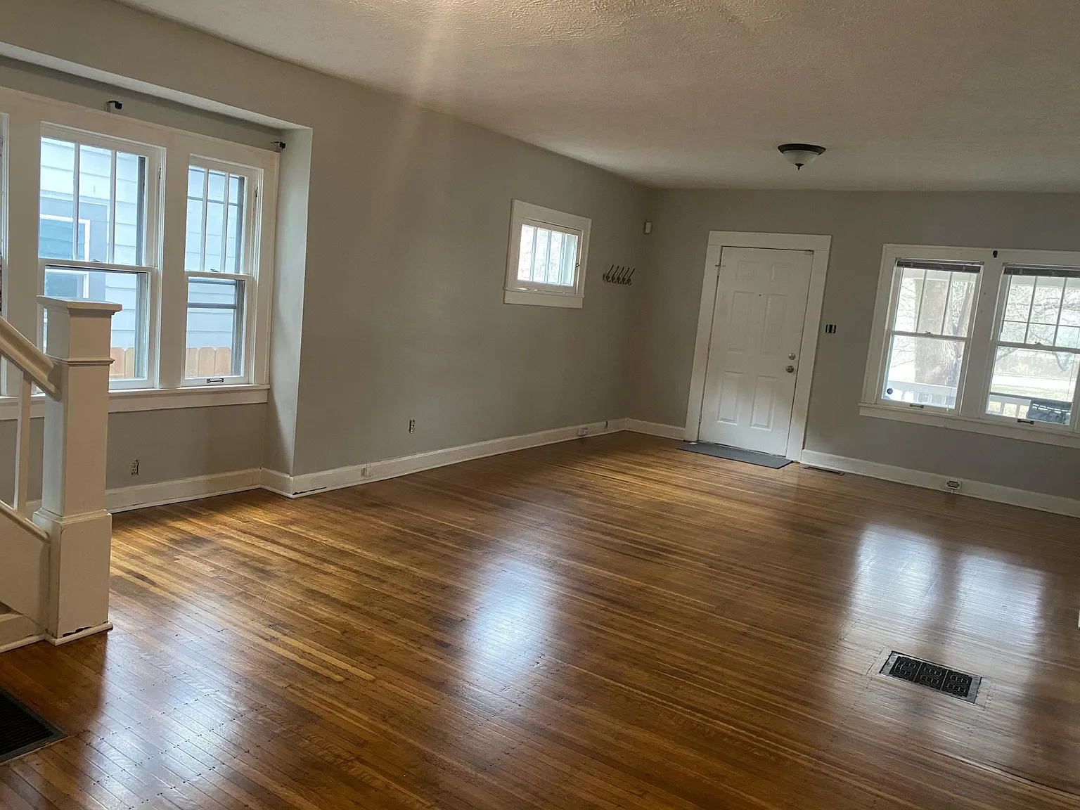 3 bed, 1.5 bath, 1200 sqft, $1,600 — Photo 2