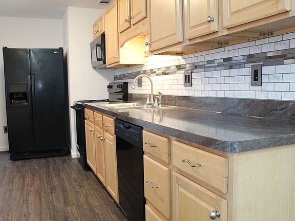 3rd image of 1049 Warwick Ave #A