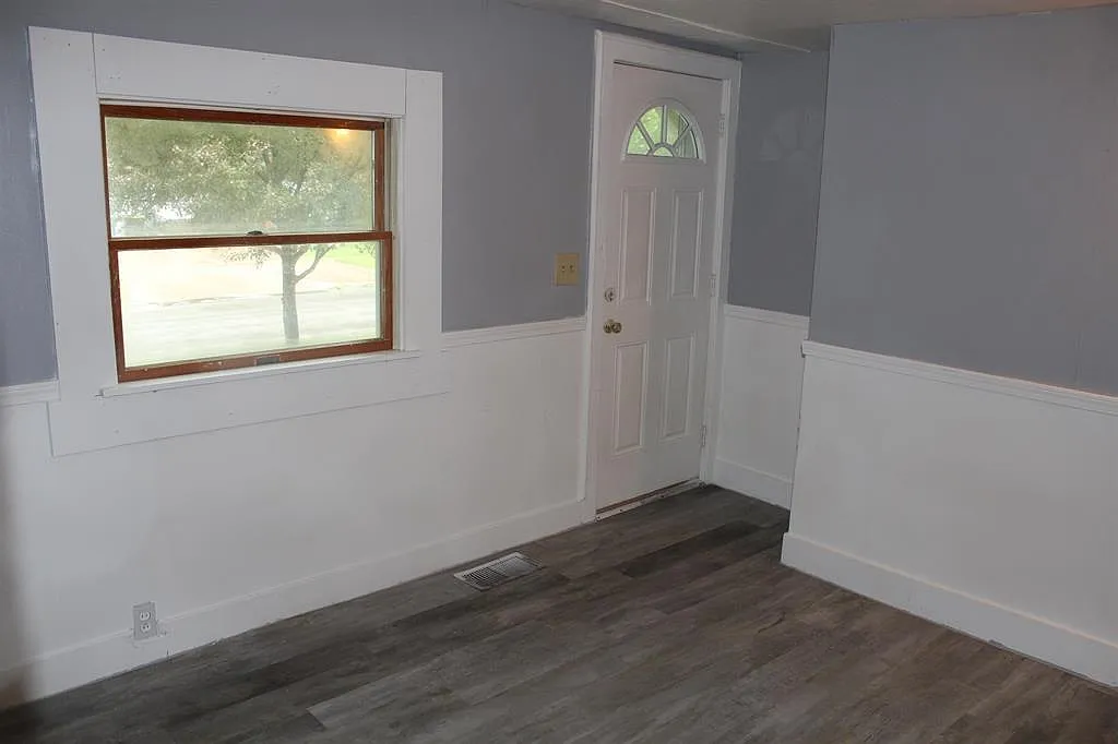 2 bed, 1.0 bath, 800 sqft, $1,000 — Photo 2