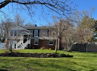 5 Humming Ln, Coram, NY 11727