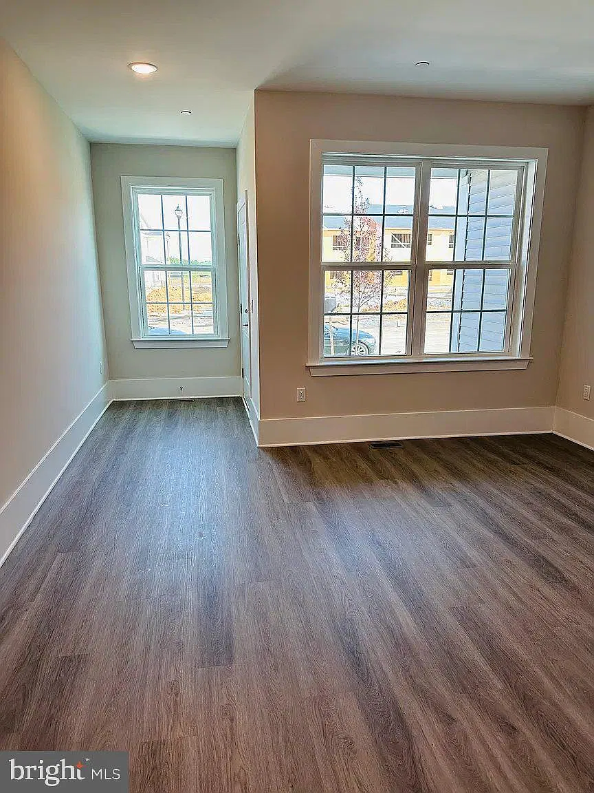 4 bed, 3.5 bath, 3581 sqft, $5,000 — Photo 2