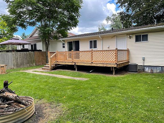 3rd image of 4911 Lake Grove Dr