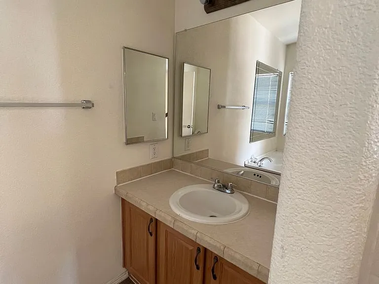 1915 N Park Ave #2 — Photo 8