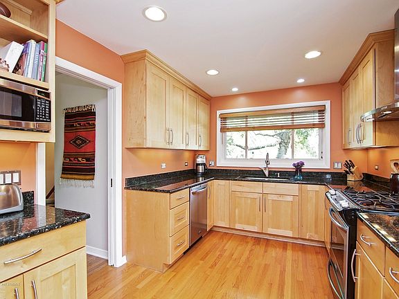 4th image of 806 Meadowlark Ln
