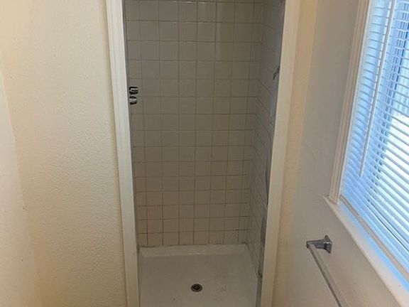 5th image of 520 Maple St #C