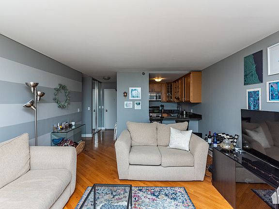 5th image of 1212 N Lasalle St #2707