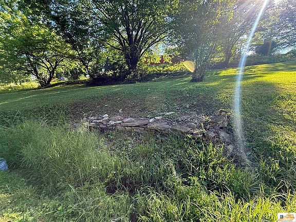4th image of 303 Valley Dr