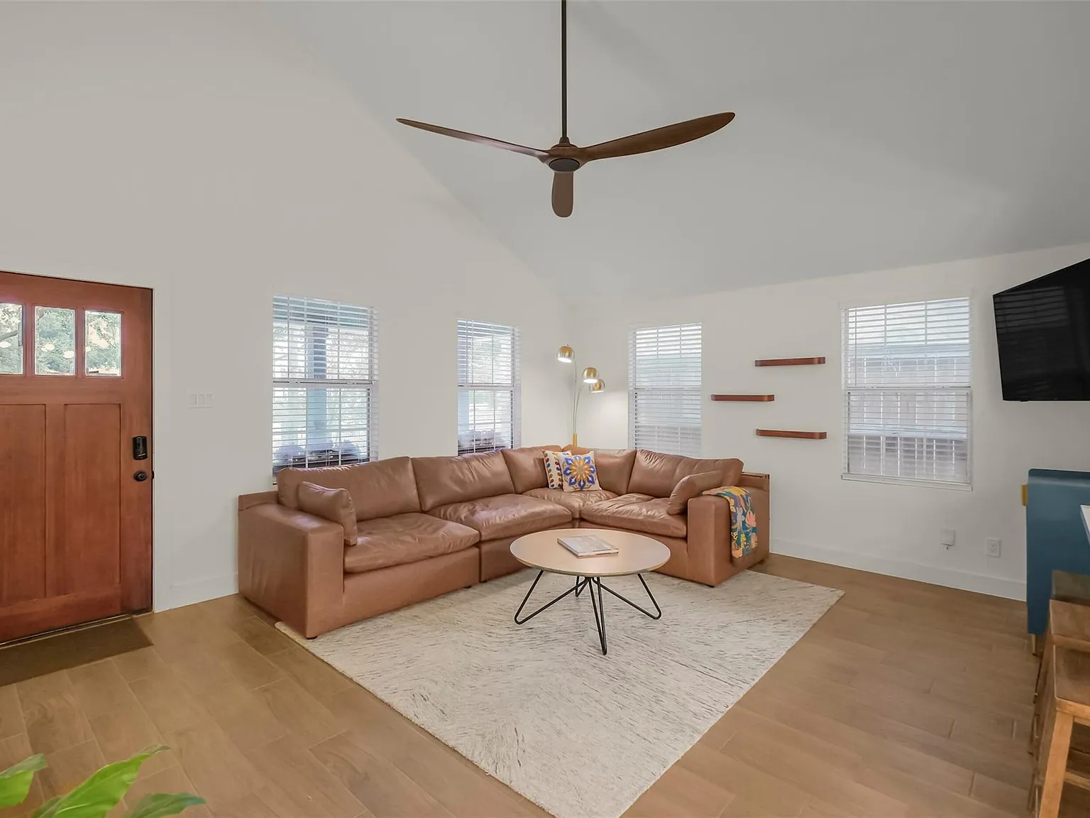 3 bed, 2.0 bath, 1584 sqft, $2,500 — Photo 4