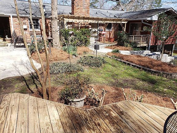 Arbor off den provides shade