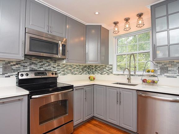 3rd image of 556 Thomas St SE